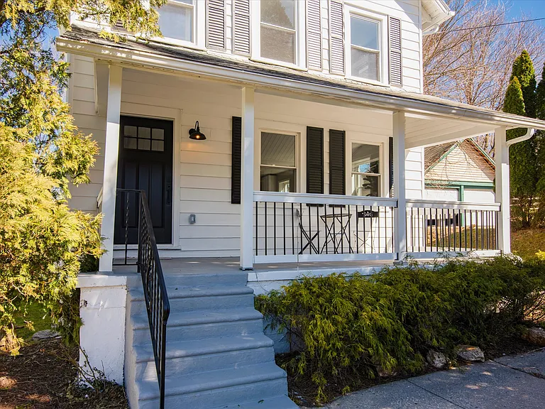 933 Henry Ave — Photo 2