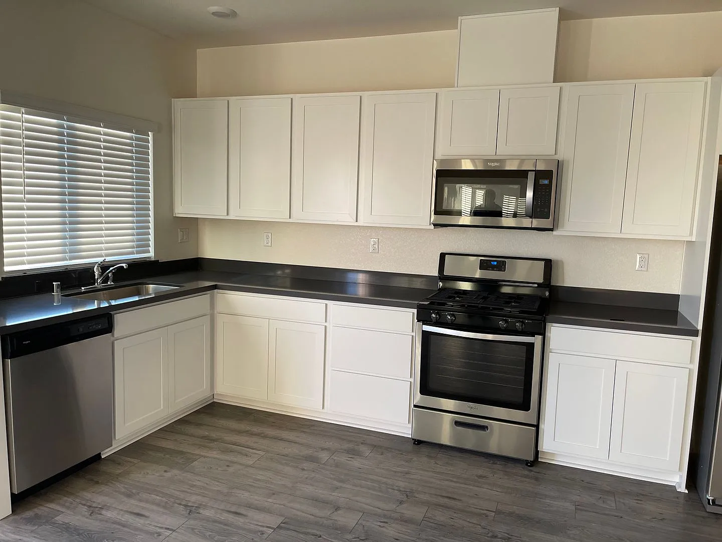 4 Bedrooms in West Roseville Available NOW — Photo 2
