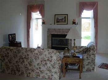 4th image of 2614 Tulip Ln