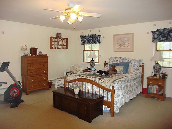 KING SIZE MASTER BEDROOM