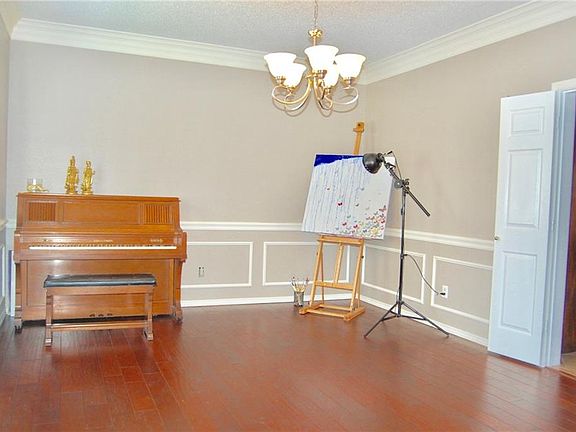 4th image of 3318 Creekbend Dr