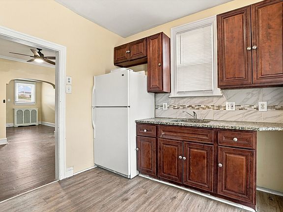 5th image of 885 Granite St