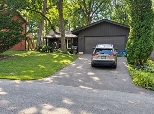 220 Lakewood Dr, Cary, IL 60013