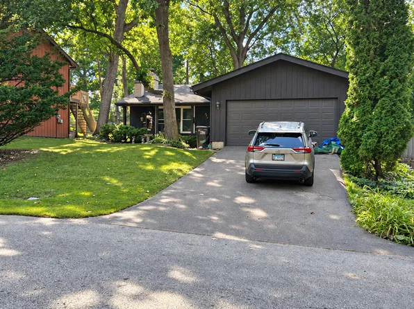 220 Lakewood Dr, Cary, IL 60013
