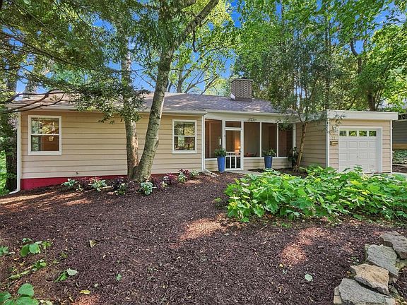 4th image of 37 Hiawatha Cir