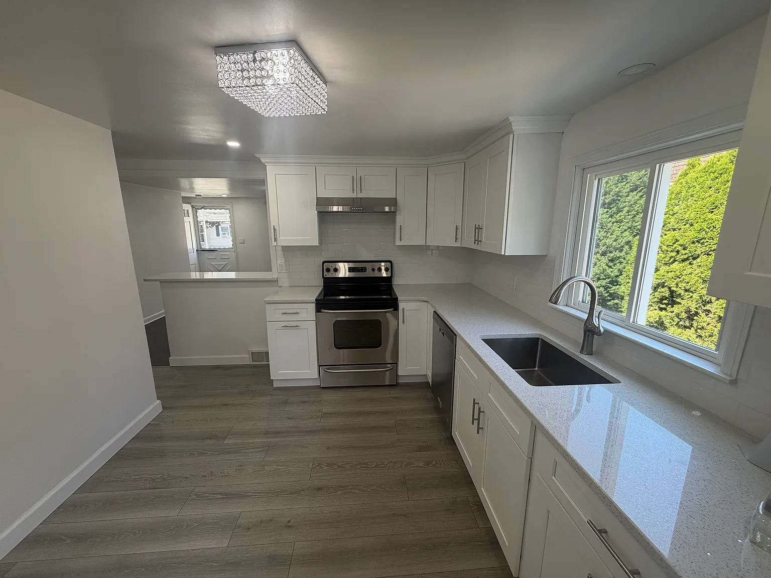 3 bed, 952 sqft, $2,900 — Photo 3