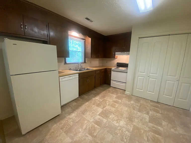 Beechwood Apartments — Photo 39