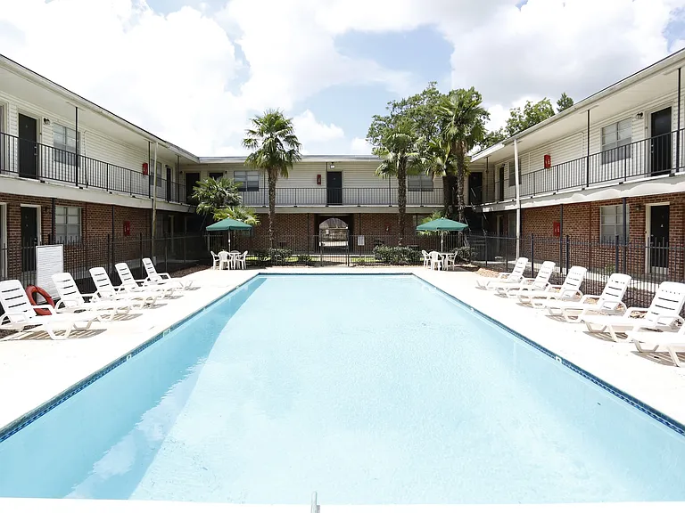 Chateau Lafayette Apartments — Photo 16
