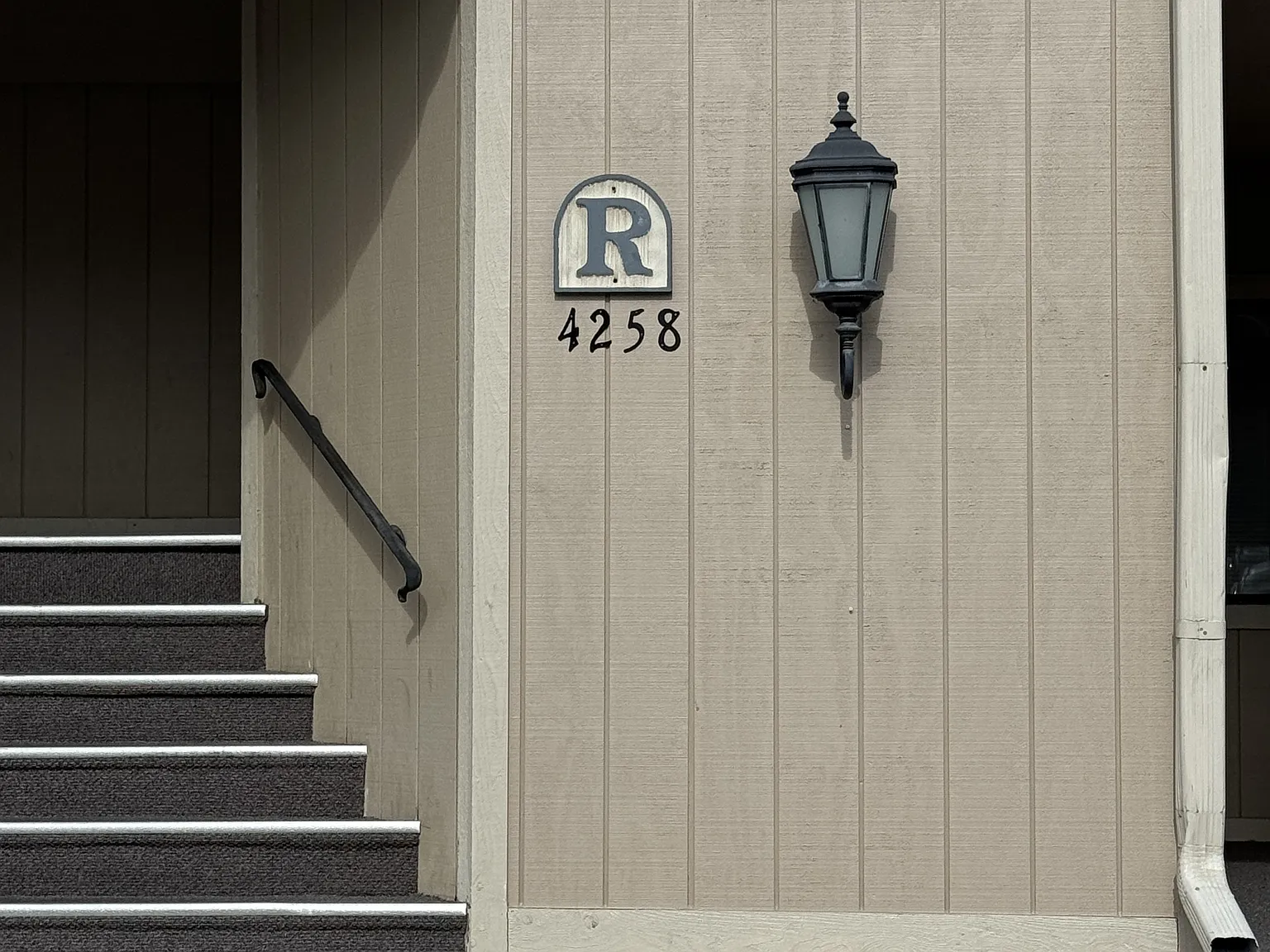4258 Pinehurst Cr. - R6 — Photo 2