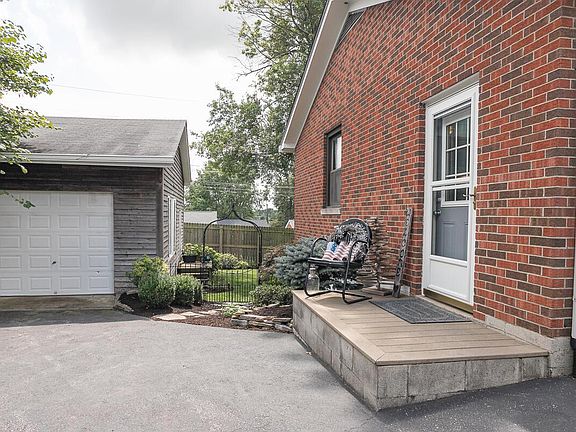 5th image of 208 Cedar Ln