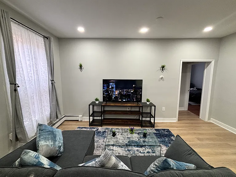 40 Manhattan Ave #2 — Photo 6