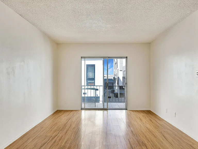 4522 Saint Charles Pl #8 — Photo 4