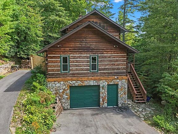 2nd image of 208 Ivy Wood Ln