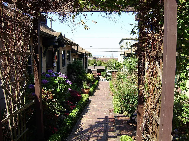 406 Summit Ave E — Photo 3
