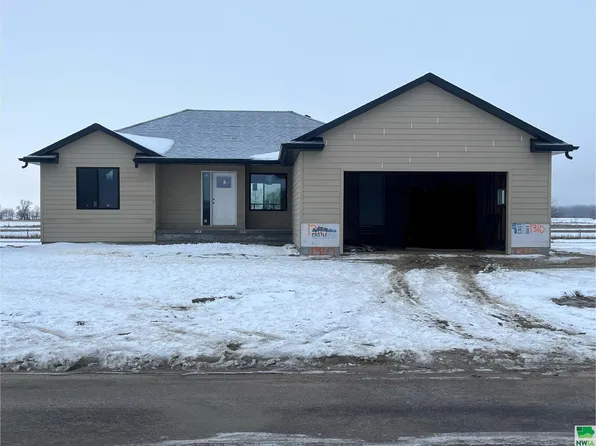 1310 Country Club Dr, Elk Point, SD 57025