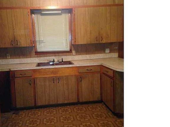 3rd image of 814 Durwood Dr