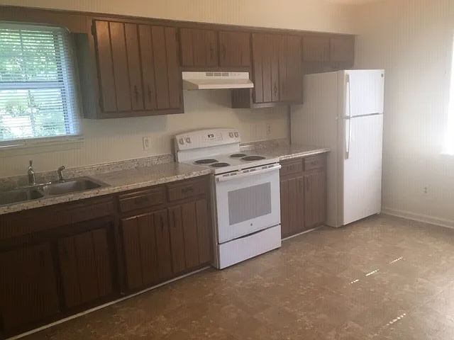 512 Longview Dr — Photo 5