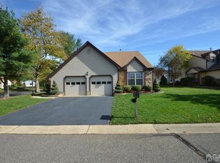 4 Hempstead Dr, Monroe Township, NJ 08831