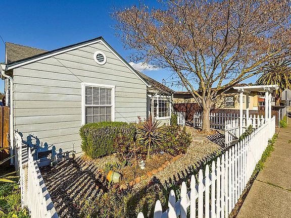 3rd image of 2210 Georgia St