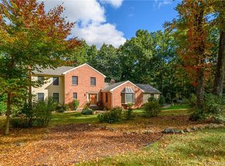 2 Sweetbriar Ln, Newtown, CT 06470