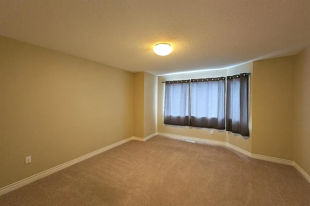 3 bed, 3.5 bath, 1295 sqft, $2,300 — Photo 4