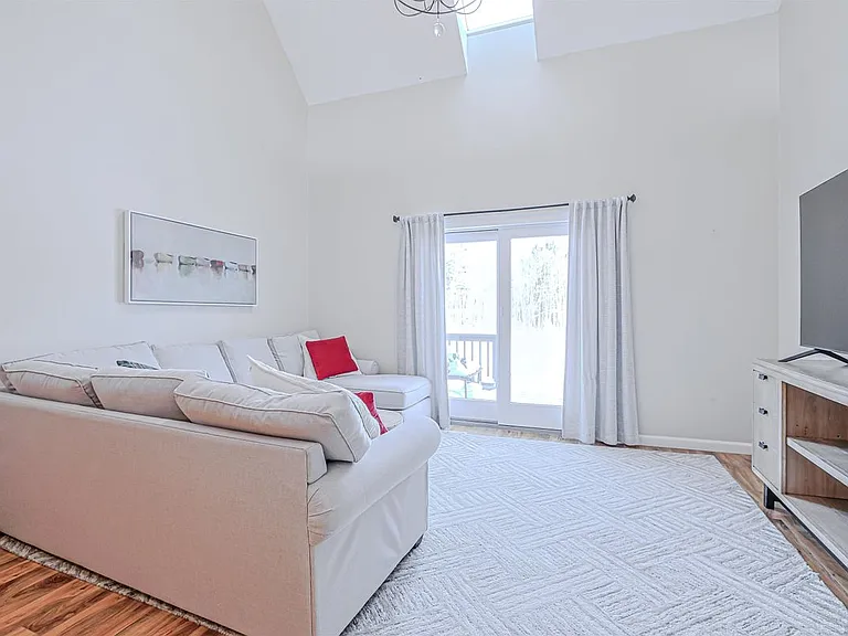 35 Montrose Dr — Photo 9
