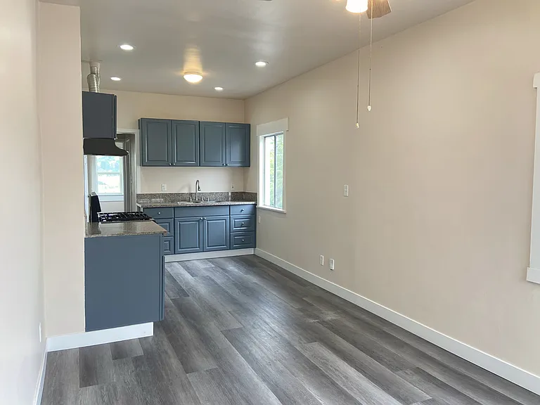 1528 Attridge Ave — Photo 2