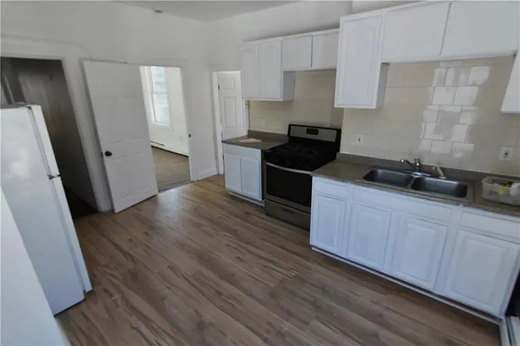4 bed, 1400 sqft, $2,500 — Photo 1