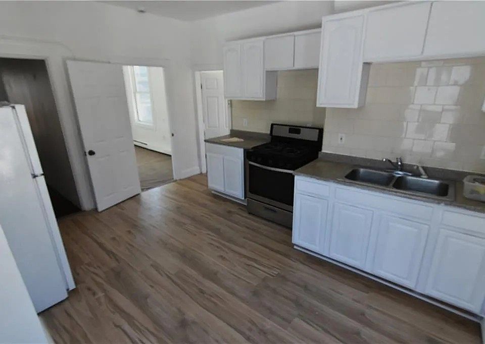 kitchen , new gas stove, new Fridge , new laminate floors