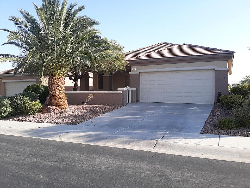 Front yard with enclosed courtyard