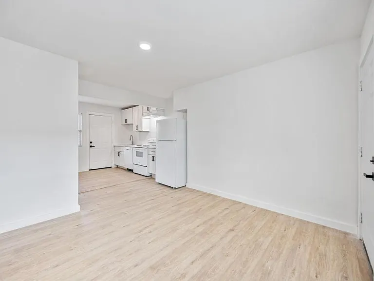 6811 Del Rio St #15 — Photo 4