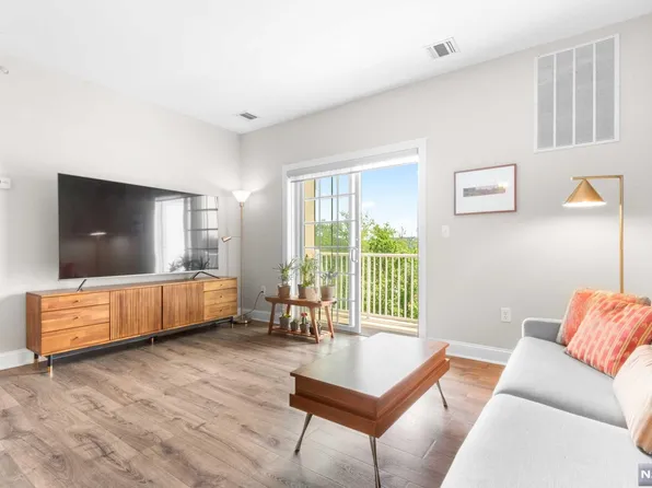 3410 Windsor Park Ct, Englewood, NJ 07631