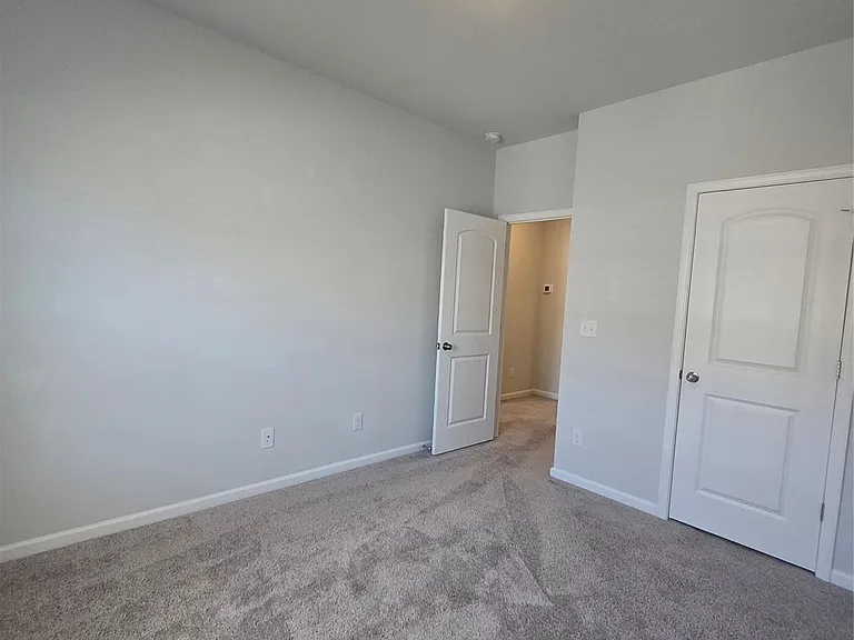 5240 Kinsbridge Dr — Photo 24