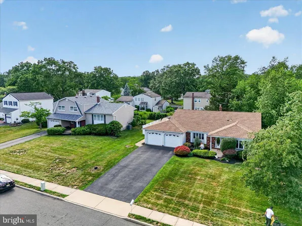 12 Virginia St, Kendall Park, NJ 08824