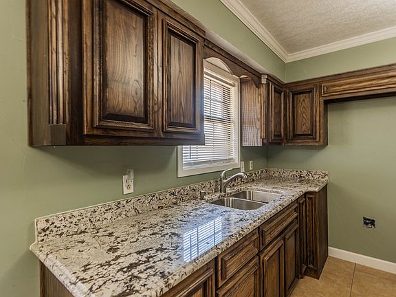 3rd image of 1136 N Clendenen Ave