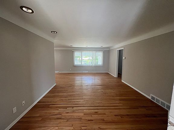 3rd image of 1075 Clearview Rd