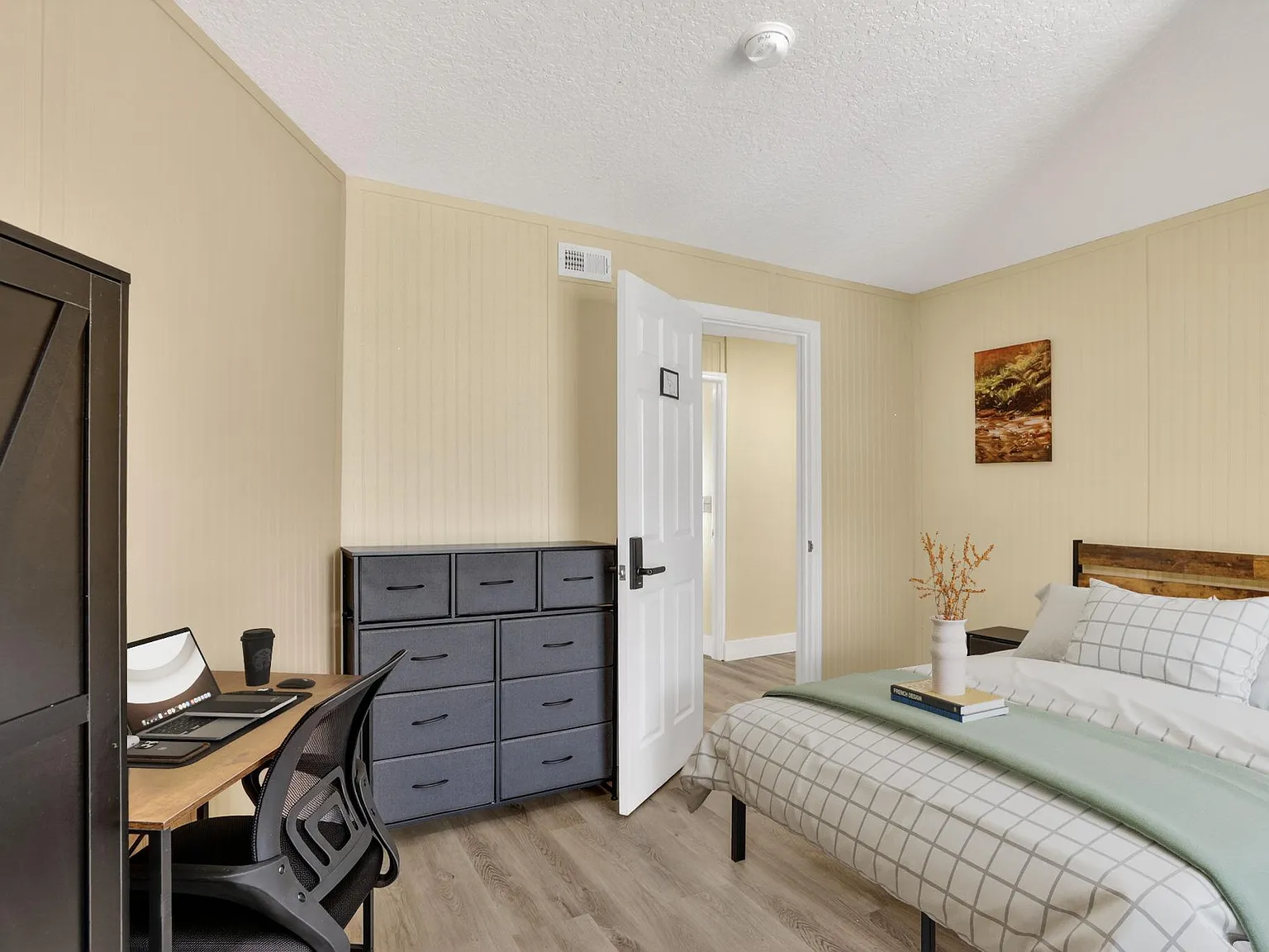 4 bed, 3.0 bath, 2244 sqft, $936 — Photo 1