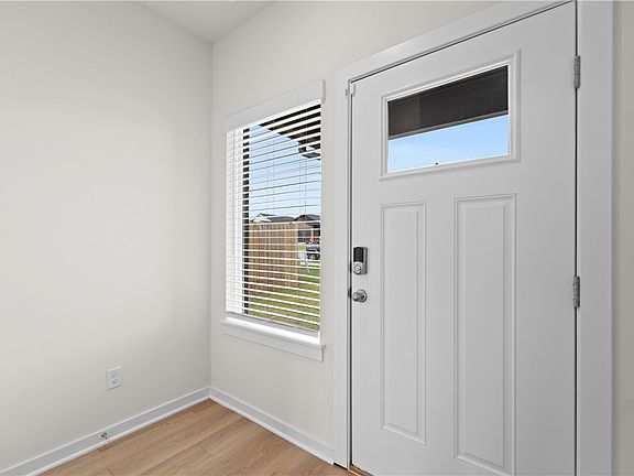 5th image of 3827 Pinecrest St