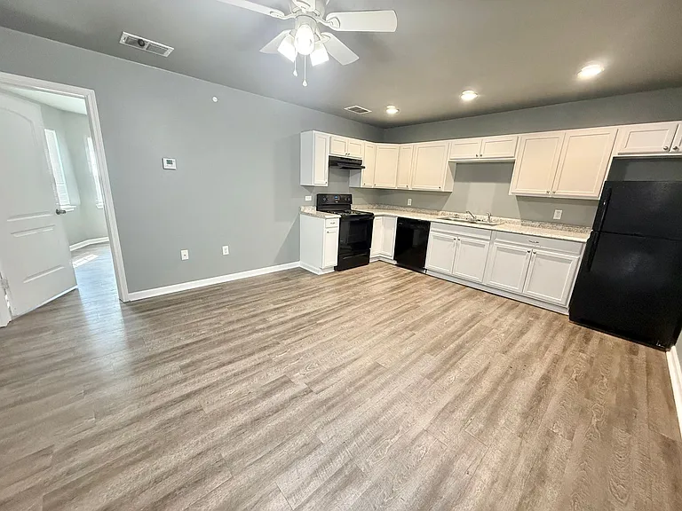 700 W Upshur Ave — Photo 5