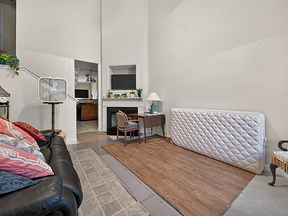 4th image of 112 Northcrest Commons Cir