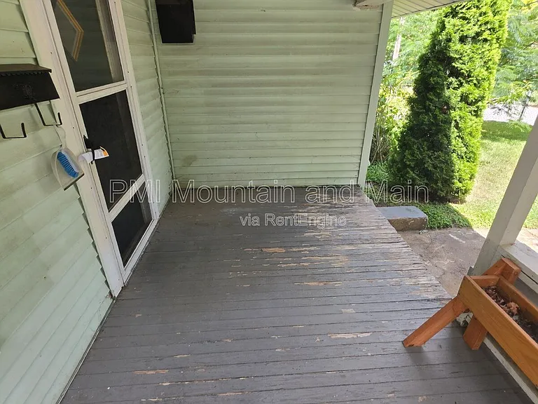161 Logan Ave — Photo 6