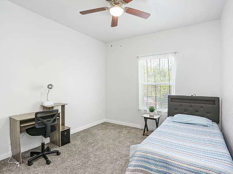 4 Oak Plz — Photo 21