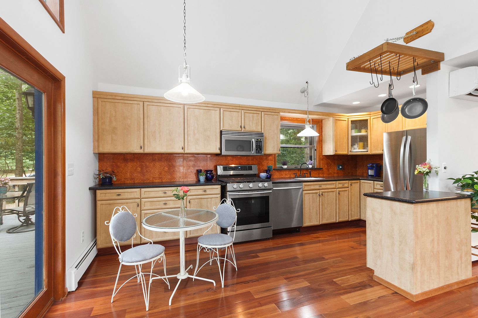  Kitchen And Breakfast Seating