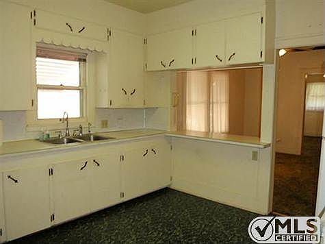 5th image of 2533 Russell Ave