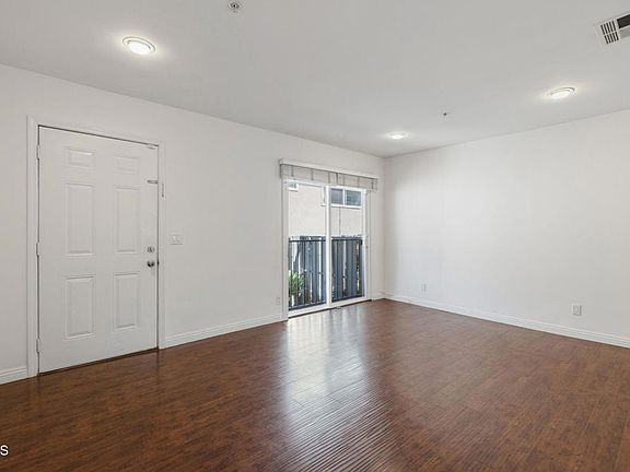 5th image of 2737 Montrose Ave #105