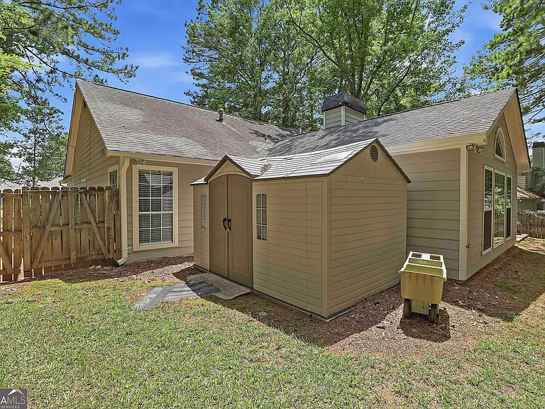 518 Longwood Ln — Photo 37
