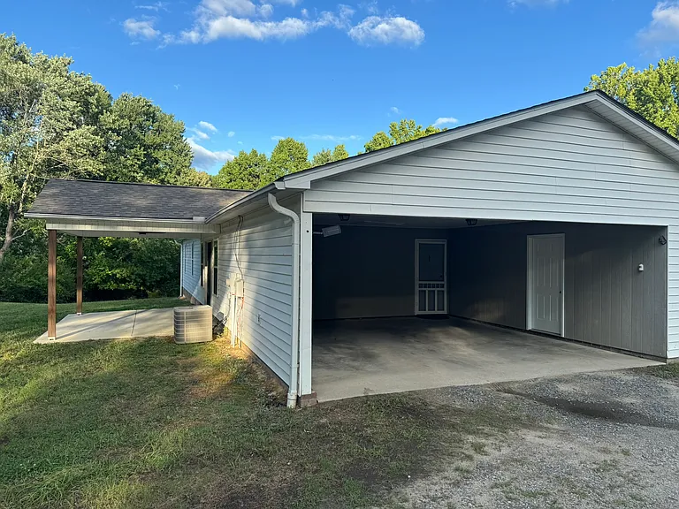 204 Armstrong Ln — Photo 4