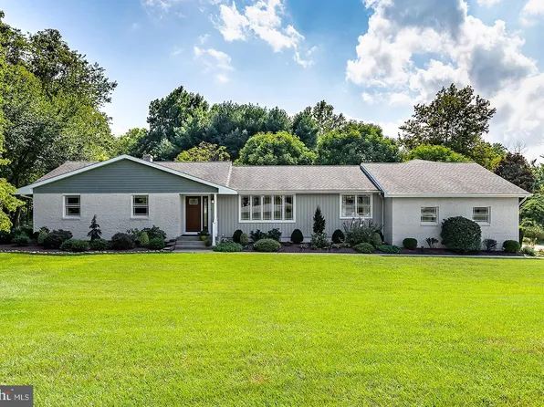 5 Hedgerow Ln, Pilesgrove, NJ 08098