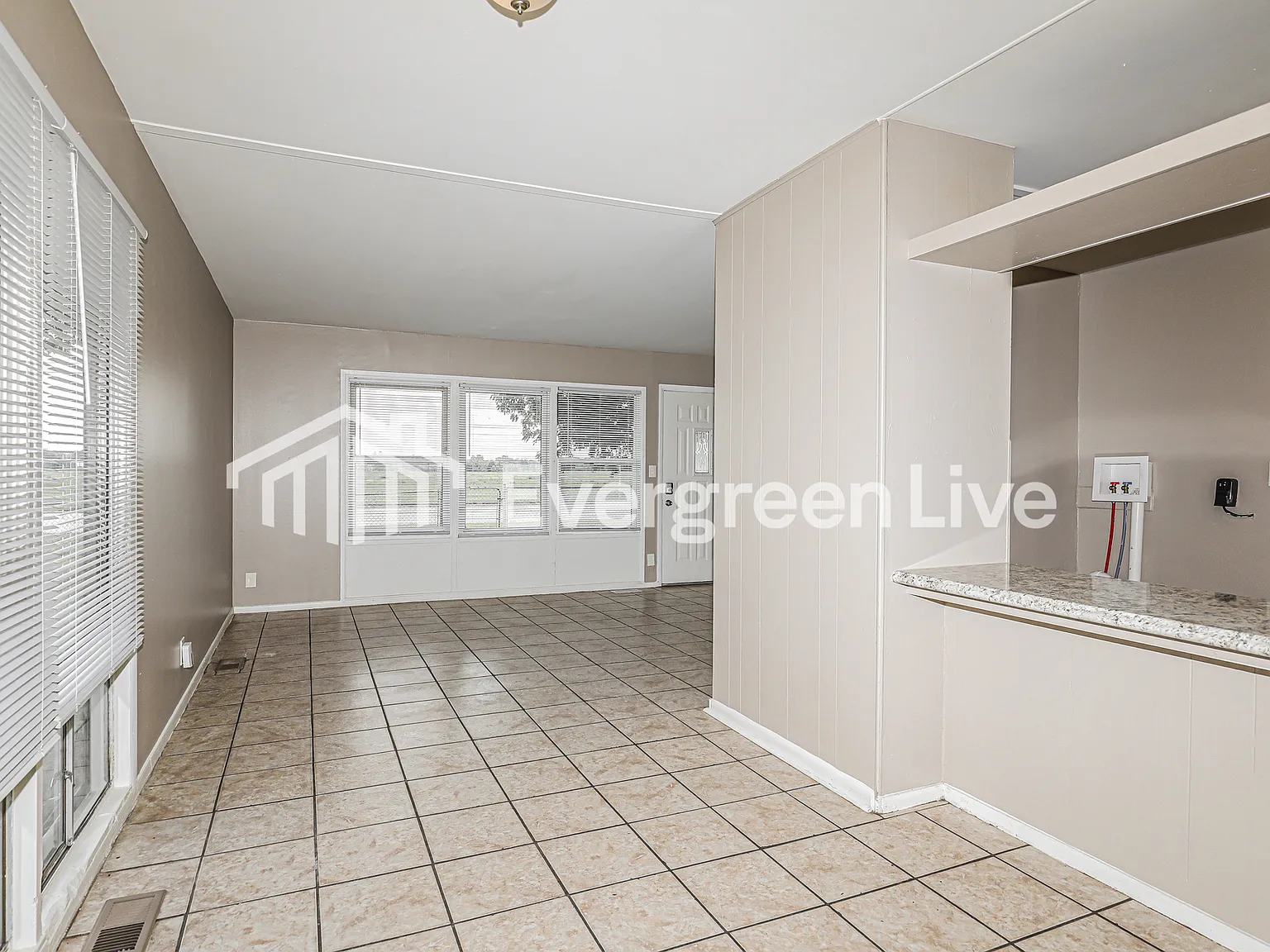 3 bed, 1.5 bath, 1321 sqft, $1,445 — Photo 4