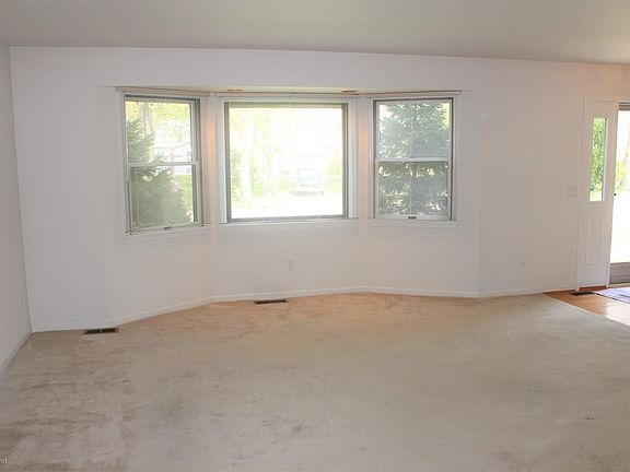 4th image of 619 Ellen Ave